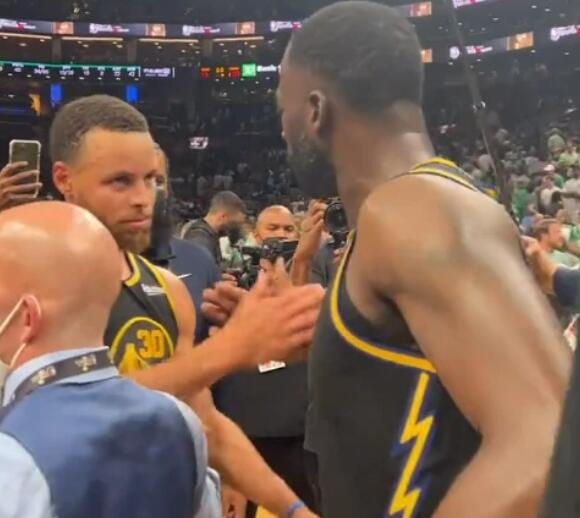 NBA / 【影片】僅得2分8助攻,關鍵時刻被棄用!追夢綠持續低迷,賽後Curry露出兇狠眼神擁抱他!-黑特籃球-NBA新聞影音圖片分享社區