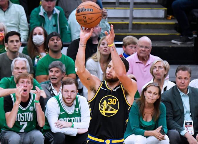 NBA / 【影片】僅得2分8助攻,關鍵時刻被棄用!追夢綠持續低迷,賽後Curry露出兇狠眼神擁抱他!-黑特籃球-NBA新聞影音圖片分享社區