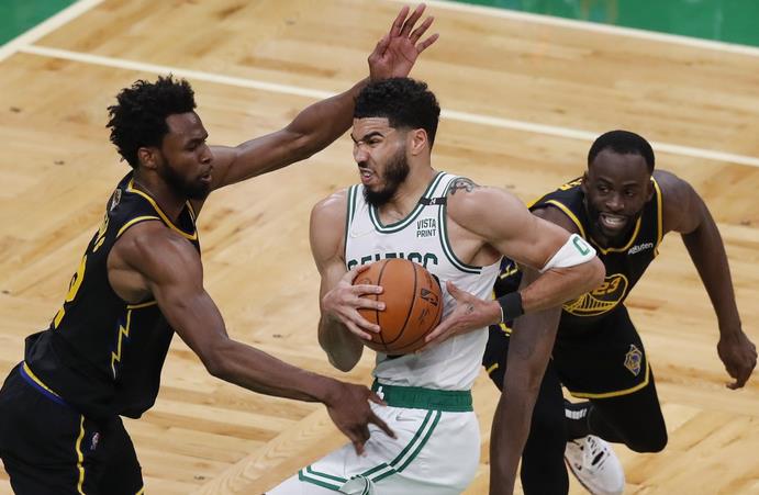 NBA / 39次出手,才得到34分,Tatum為何總冠軍賽狀態低迷?看看勇士是用誰防守他!-黑特籃球-NBA新聞影音圖片分享社區