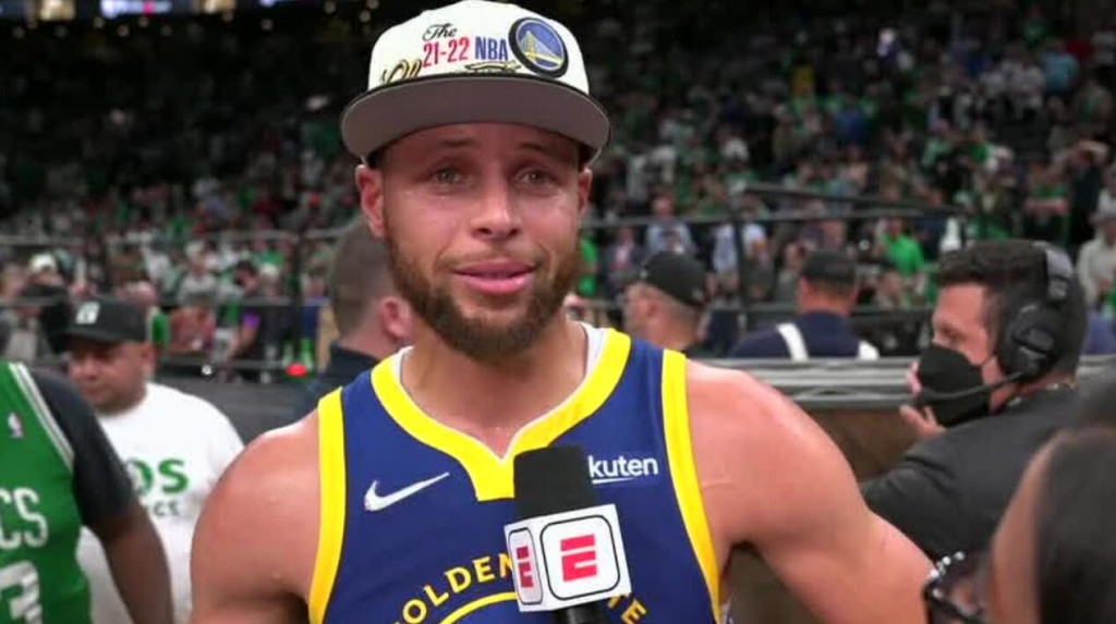 NBA / 破防了!勇士奪冠時刻Curry坐在地上埋頭痛哭:想到了過去3年我們經歷的種種!-黑特籃球-NBA新聞影音圖片分享社區