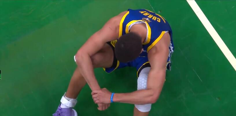 NBA / 破防了!勇士奪冠時刻Curry坐在地上埋頭痛哭:想到了過去3年我們經歷的種種!-黑特籃球-NBA新聞影音圖片分享社區