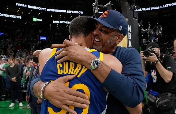 你陪我長大我陪你變老！Curry傳承30號球衣，他是父親最好的作品！