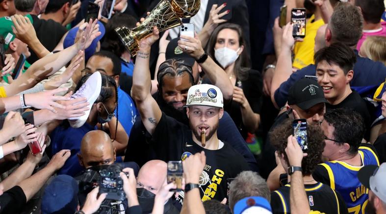 NBA / 科爾透露Curry季後賽打替補趣事,把他形容成是鄧肯和魔術師:是你讓勇士取得一切成就!-黑特籃球-NBA新聞影音圖片分享社區