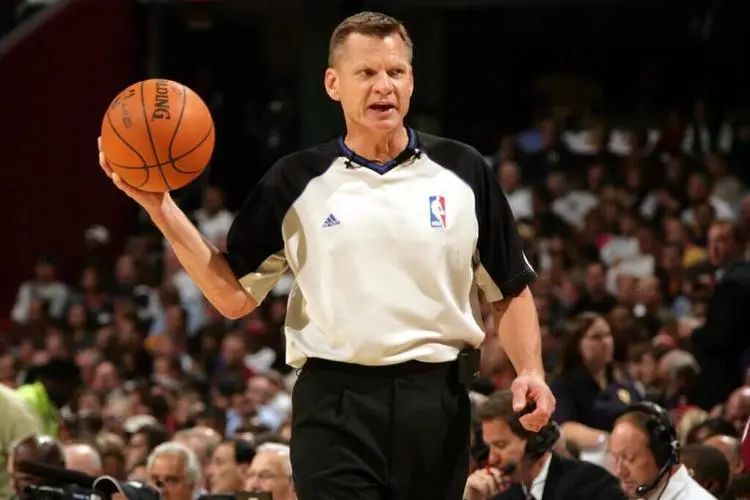 NBA / 冠軍賽G2,爭議判罰層出不窮,裁判組到底是水平不高,還是水平太高?-黑特籃球-NBA新聞影音圖片分享社區