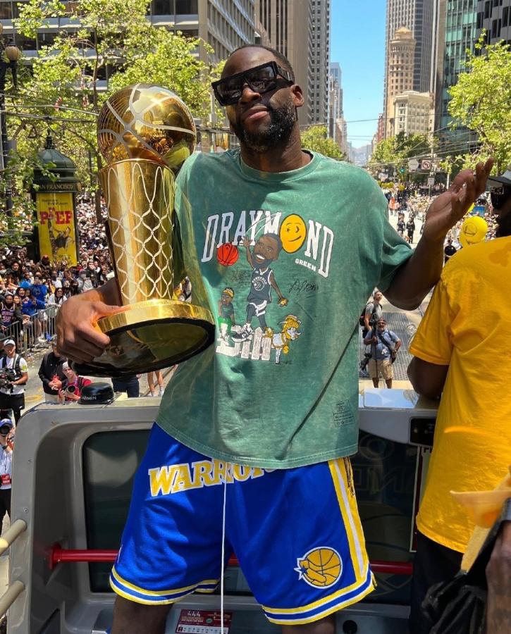 NBA / 仇恨值拉滿!追夢格林奪冠後仍挖苦綠軍,曬出球迷送的T恤「波士頓是垃圾」!-黑特籃球-NBA新聞影音圖片分享社區