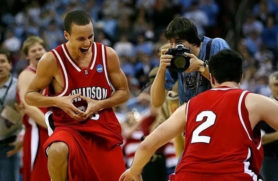 天賦不足仍能進NBA,甚至帶隊奪冠!大學名校後悔沒選柯瑞,柯瑞成名前:父親遍求大學落魄遭拒!-黑特籃球-NBA新聞影音圖片分享社區