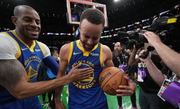 Andre Iguodala sur Steph Curry : « Le meilleur meneur de jeu de tous les temps »