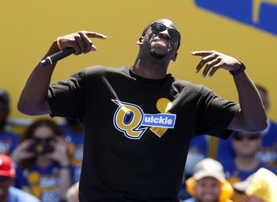 NBA / 仇恨值拉滿!追夢格林奪冠後仍挖苦綠軍,曬出球迷送的T恤「波士頓是垃圾」!-黑特籃球-NBA新聞影音圖片分享社區