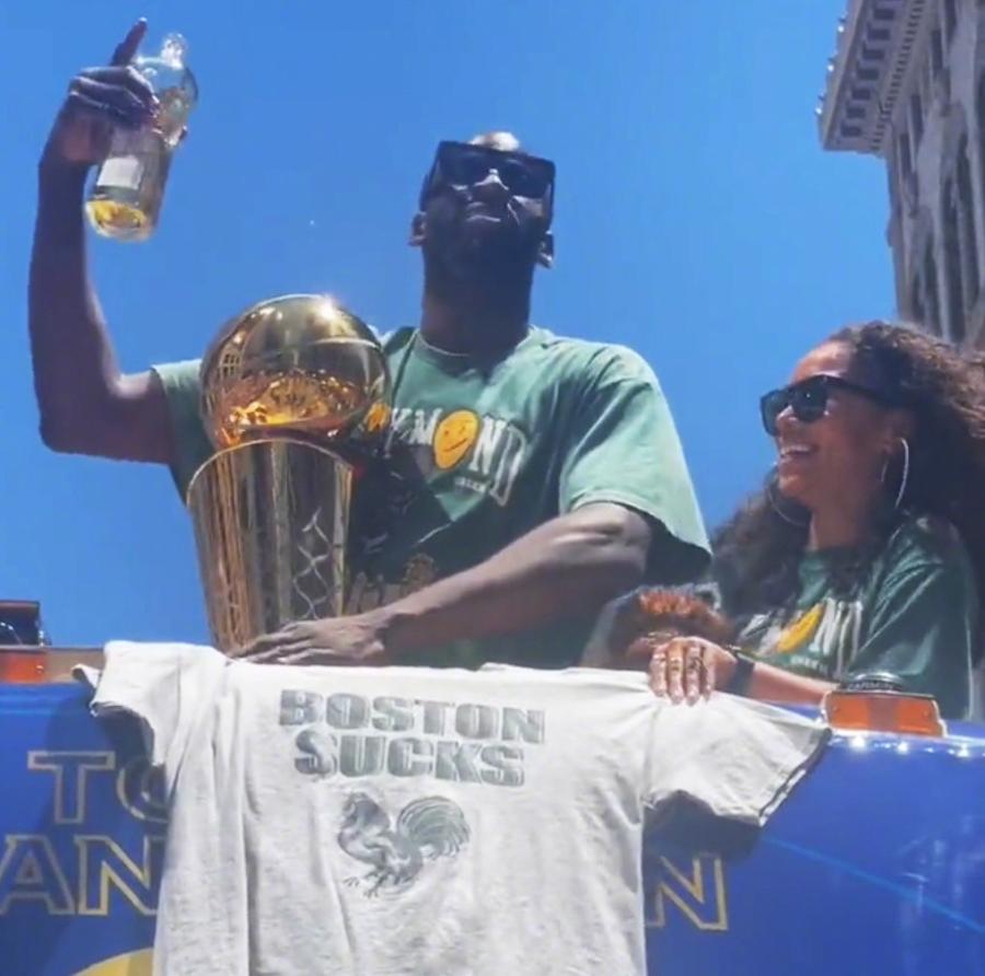 NBA / 仇恨值拉滿!追夢格林奪冠後仍挖苦綠軍,曬出球迷送的T恤「波士頓是垃圾」!-黑特籃球-NBA新聞影音圖片分享社區