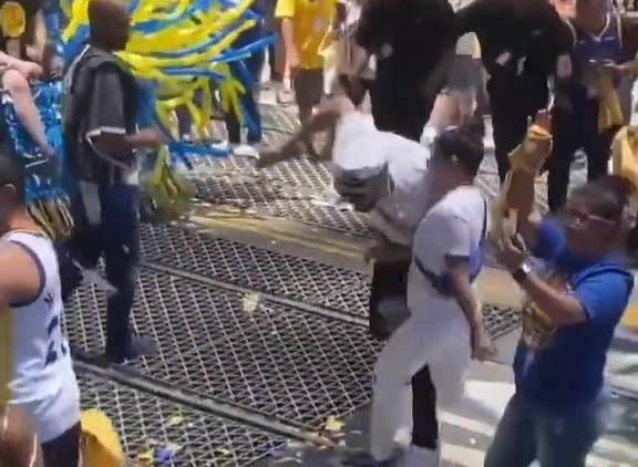 奪冠遊行柯瑞徹底玩飛!懷抱三座MVP獎盃,和科爾一起做「晚安」手勢,還把總冠軍戒指串成項鏈!-黑特籃球-NBA新聞影音圖片分享社區