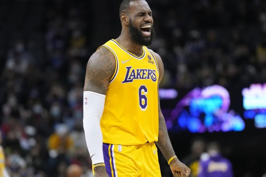 LeBron James 成為歷史首位達成3 萬分、1 萬籃板、1 萬助攻球員| HYPEBEAST