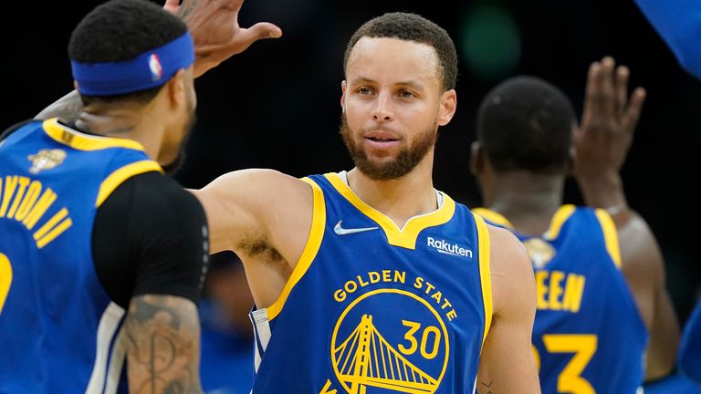 NBA / 破防了!勇士奪冠時刻Curry坐在地上埋頭痛哭:想到了過去3年我們經歷的種種!-黑特籃球-NBA新聞影音圖片分享社區