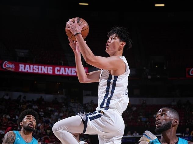 NBA / 曾凡博夏聯首秀4分2抄截!0籃板5次犯規顯尷尬,溜馬主帥鼓勵:不敢相信他才19歲!-黑特籃球-NBA新聞影音圖片分享社區