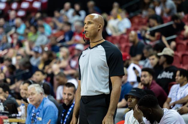 NBA / 【影片】詹姆斯前隊友裁判首秀!第一哨就誤判令人忍俊不禁,一哥:只吹一節身體太差!-黑特籃球-NBA新聞影音圖片分享社區