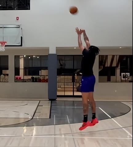 NBA / 【影片】哪有天生的優秀?一眉哥苦練三分全中,詹姆斯4點40去訓練:工作時間到了!-黑特籃球-NBA新聞影音圖片分享社區