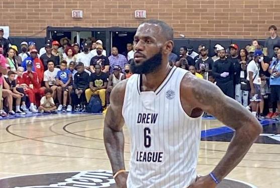 NBA / 全美熱搜第一!詹姆斯轟42+16統治德魯聯賽,秀十八般武藝+關鍵時刻5分!(影)-黑特籃球-NBA新聞影音圖片分享社區