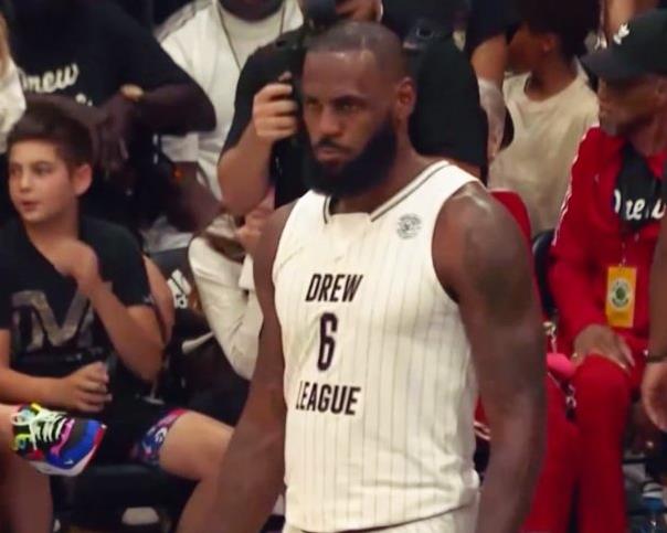NBA / 全美熱搜第一!詹姆斯轟42+16統治德魯聯賽,秀十八般武藝+關鍵時刻5分!(影)-黑特籃球-NBA新聞影音圖片分享社區