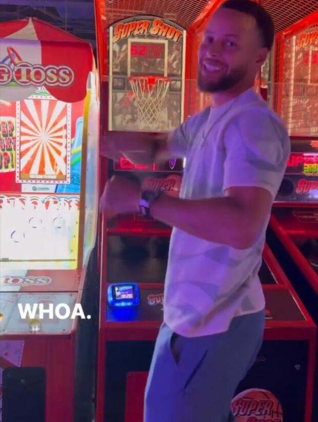 NBA / 【影片】柯瑞為大女兒慶生到電玩城包場!結果自己玩得最開心,和妻子PK投籃還故意放水!-黑特籃球-NBA新聞影音圖片分享社區