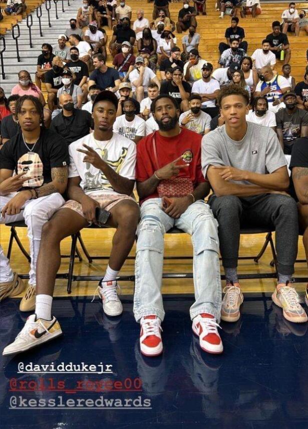 NBA / 【影片】厄文現身大學打比賽!拉桿+暴扣+三分各種秀,籃網隊友也到場為他助興!-黑特籃球-NBA新聞影音圖片分享社區