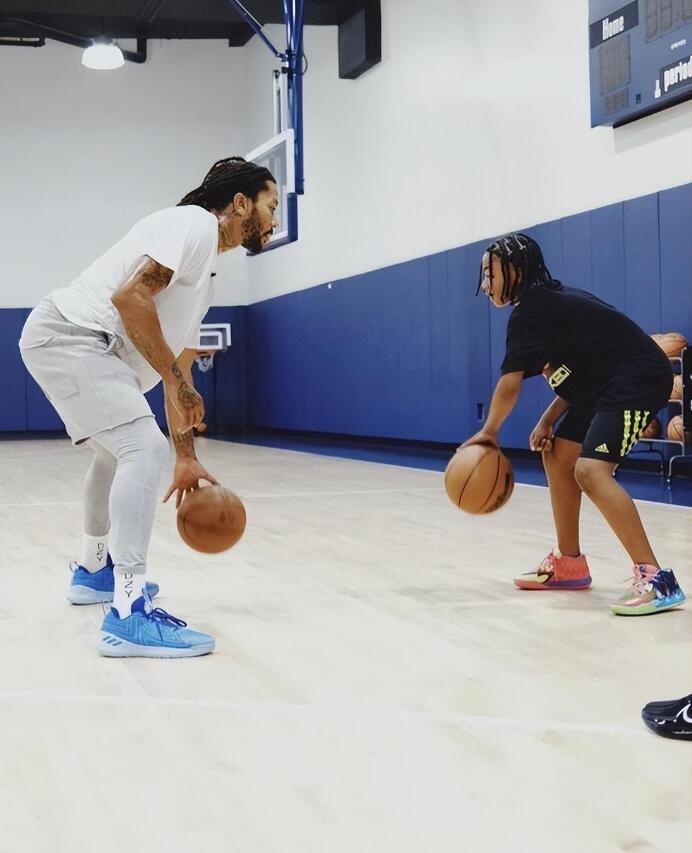 又一位球二代!羅斯9歲兒子身高引熱議,美媒曬舊照感慨:現在PJ也是個大孩子了!-黑特籃球-NBA新聞影音圖片分享社區