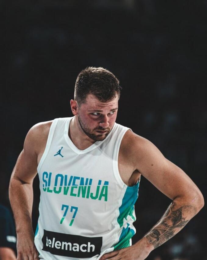NBA / 【影片】男上加男!Dragic和東契奇坐計程車,三個大漢擠在後座,105公斤「胖77」連手都沒地方放!-黑特籃球-NBA新聞影音圖片分享社區