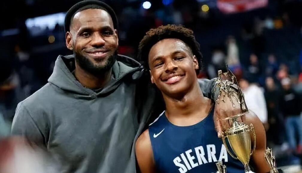 NBA / 31歲被質疑要走下坡路,38歲仍能拿4000多萬年薪!這樣的詹姆斯,你能不服?-黑特籃球-NBA新聞影音圖片分享社區