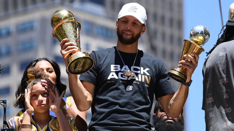 Steph Curry epically flexes NBA championship trophy on golf course | RSN