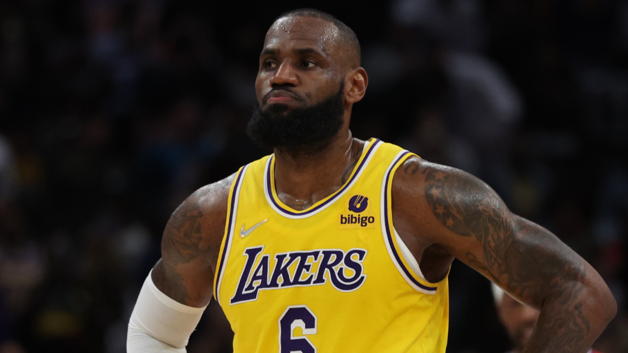 Reasons Why Lakers Should Not Offer LeBron James a Contract Extension -  CBSSports.com