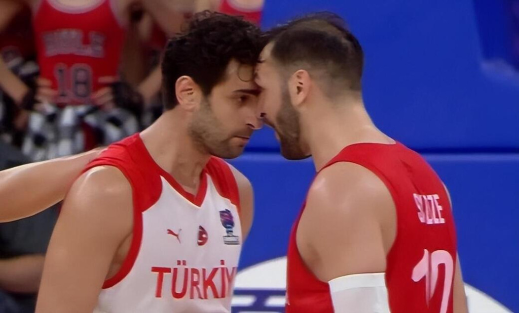 NBA / 【影片】歐洲盃爆發衝突！Korkmaz離場後被對手襲擊，土耳其男籃遭威脅退賽！