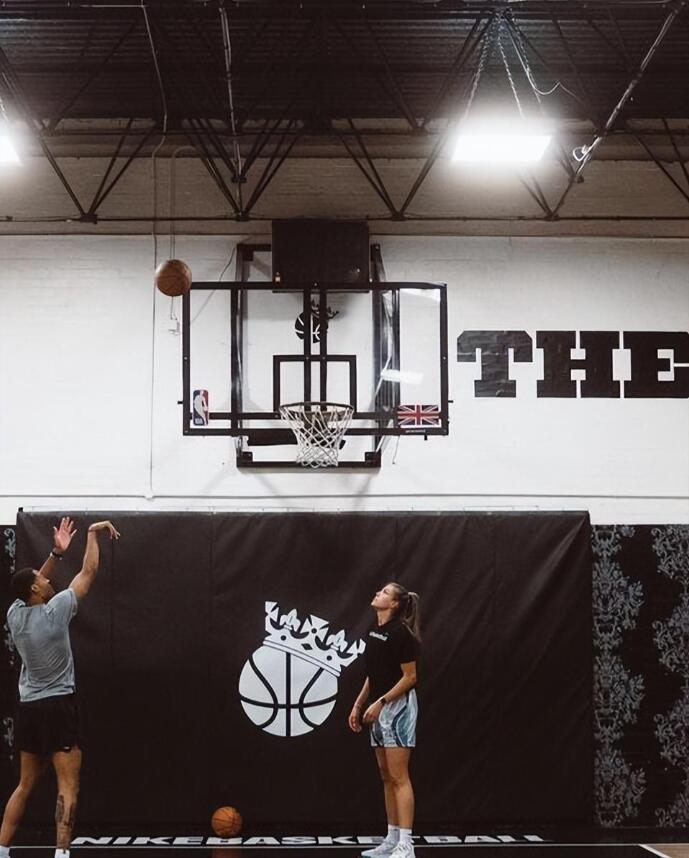 NBA / 普爾爆發幕後功臣是她!美女訓練師形影不離,去歐洲旅遊也陪在身邊訓練!-黑特籃球-NBA新聞影音圖片分享社區