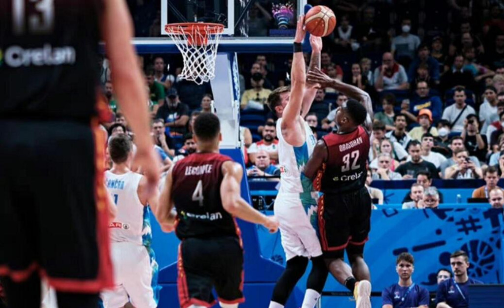 NBA / 闖進八強!東契奇轟35+5+5+4,遭對手肘擊引衝突,末節帶隊打出19-1拯救球隊!(影)-黑特籃球-NBA新聞影音圖片分享社區