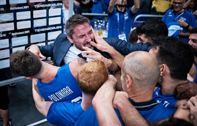 FIBA / 【影片】含淚被驅逐再到跪地慶祝!義大利主帥離場後球隊大逆轉,熊抱+親吻字母哥超激情!-黑特籃球-NBA新聞影音圖片分享社區