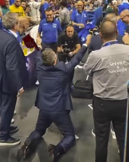 FIBA / 【影片】含淚被驅逐再到跪地慶祝!義大利主帥離場後球隊大逆轉,熊抱+親吻字母哥超激情!-黑特籃球-NBA新聞影音圖片分享社區