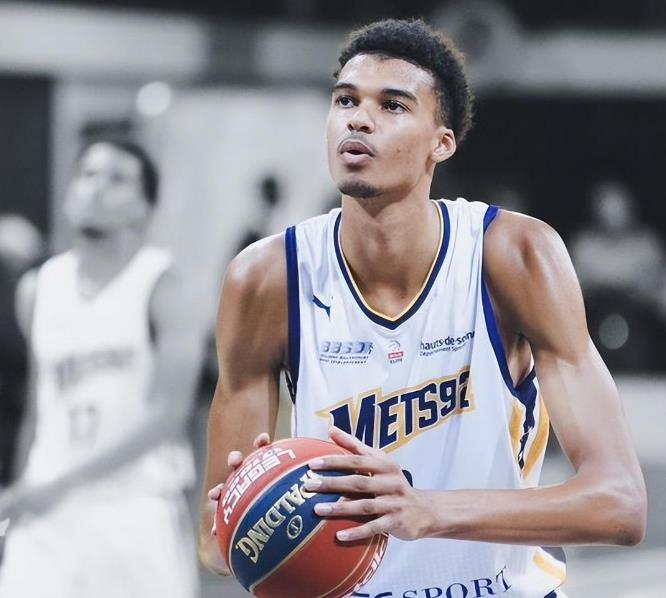 FIBA / 天賦碾壓,站著送火鍋!文班亞馬34+5+4阻攻打爆以超冠軍,美媒:他就是作弊碼!(影)-黑特籃球-NBA新聞影音圖片分享社區