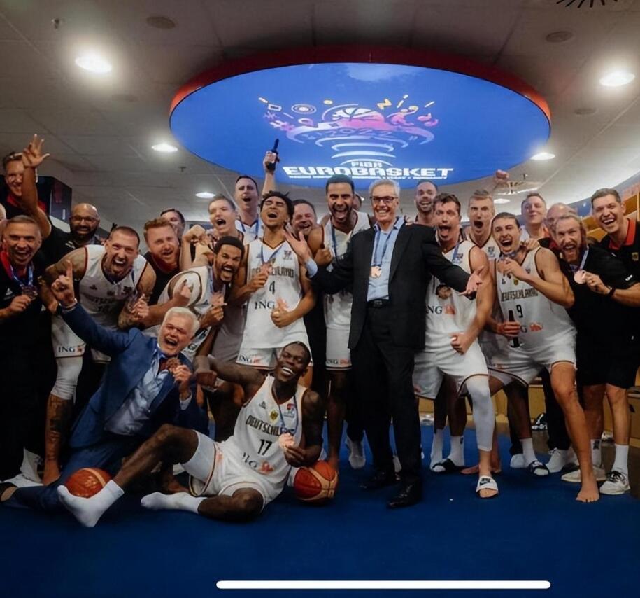 NBA / 德國,This Is For You!Schroder助球隊奪下季軍後,咬著銅牌說出詹皇經典台詞!-黑特籃球-NBA新聞影音圖片分享社區