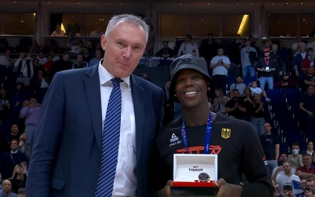 NBA / 德國,This Is For You!Schroder助球隊奪下季軍後,咬著銅牌說出詹皇經典台詞!-黑特籃球-NBA新聞影音圖片分享社區