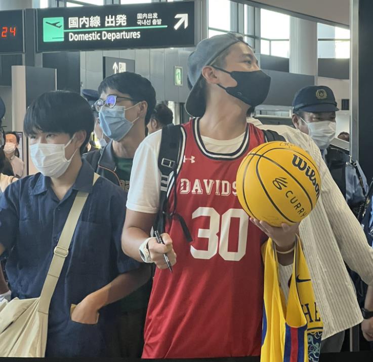 NBA / 平安抵達日本!機場人山人海,Curry與球迷互動+送簽名,現場氣氛讓人羨慕!-黑特籃球-NBA新聞影音圖片分享社區