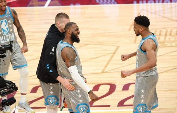 NBA / 兩個生化人!生涯前9個賽季詹姆斯字母哥誰更強?都手握1冠1FMVP,詹皇微弱優勢領先!-黑特籃球-NBA新聞影音圖片分享社區