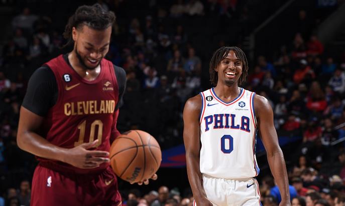 夏天苦練的成果!76小將Maxey兩戰僅登場29分鐘狂轟41分,超高效率讓哈登甘願為他做嫁衣!(影)-黑特籃球-NBA新聞影音圖片分享社區