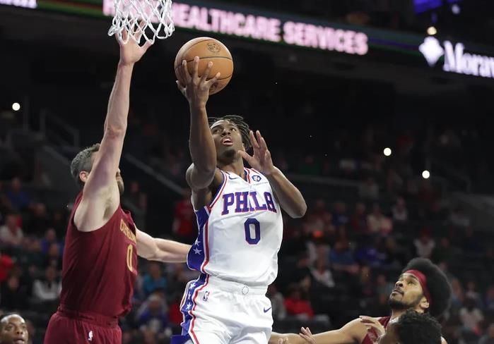 夏天苦練的成果!76小將Maxey兩戰僅登場29分鐘狂轟41分,超高效率讓哈登甘願為他做嫁衣!(影)-黑特籃球-NBA新聞影音圖片分享社區