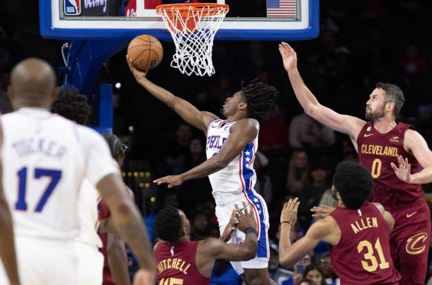 夏天苦練的成果!76小將Maxey兩戰僅登場29分鐘狂轟41分,超高效率讓哈登甘願為他做嫁衣!(影)-黑特籃球-NBA新聞影音圖片分享社區