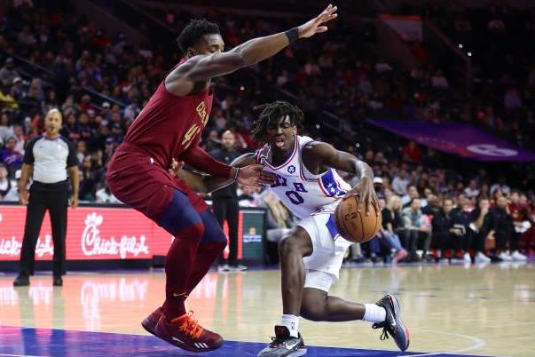 夏天苦練的成果!76小將Maxey兩戰僅登場29分鐘狂轟41分,超高效率讓哈登甘願為他做嫁衣!(影)-黑特籃球-NBA新聞影音圖片分享社區