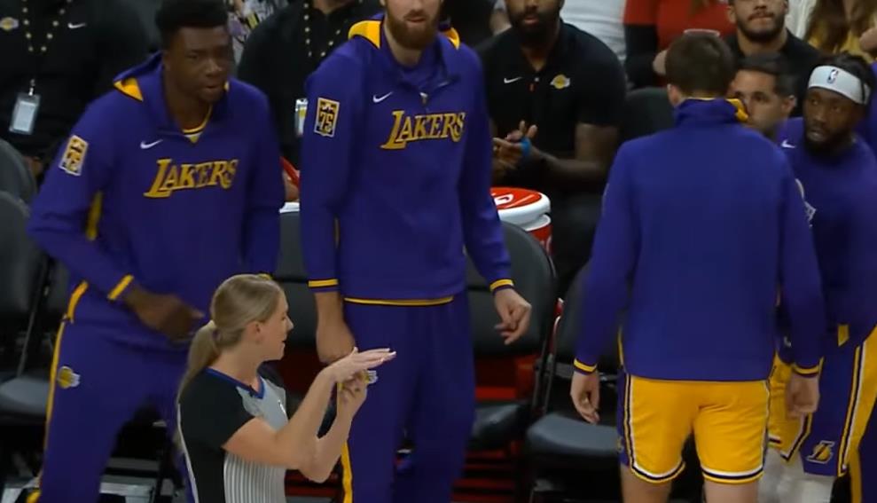 【影片】慶祝過頭了！湖人替補席瘋狂慶祝被吹技術犯規：主帥攤手詹姆斯捂臉大笑，威少搖手指抗議！-黑特籃球-NBA新聞影音圖片分享社區