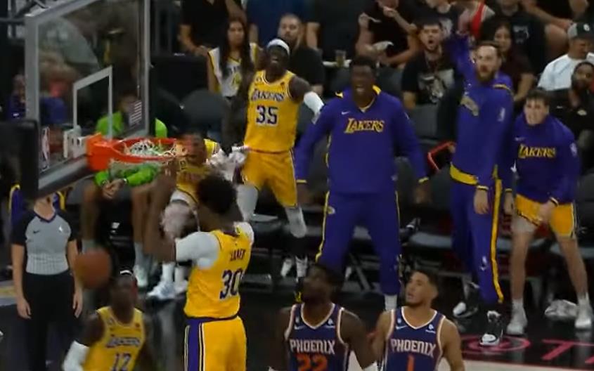 【影片】慶祝過頭了！湖人替補席瘋狂慶祝被吹技術犯規：主帥攤手詹姆斯捂臉大笑，威少搖手指抗議！-黑特籃球-NBA新聞影音圖片分享社區