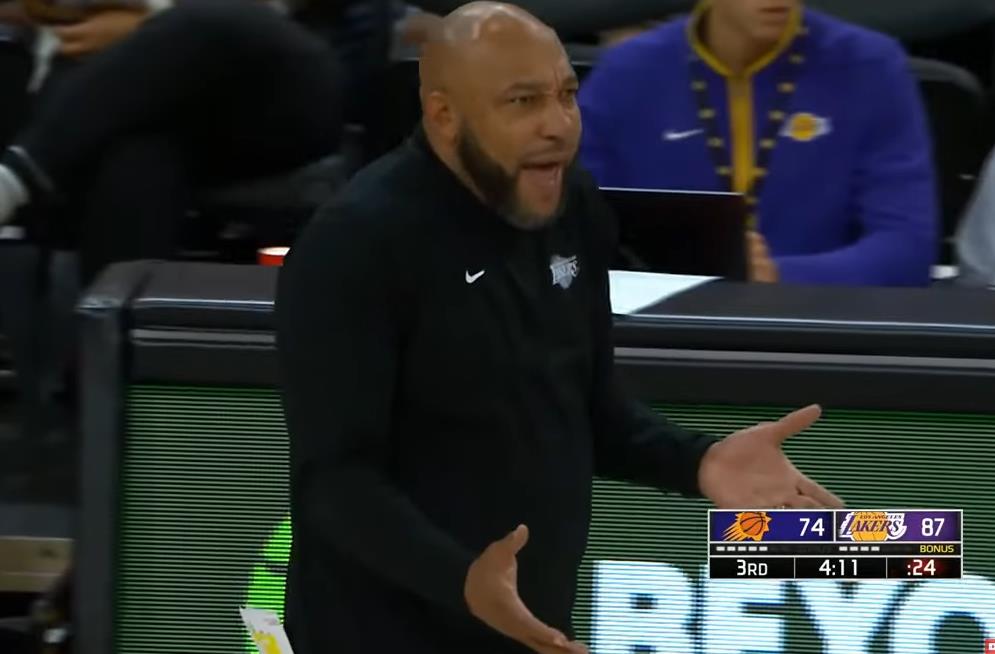 【影片】慶祝過頭了！湖人替補席瘋狂慶祝被吹技術犯規：主帥攤手詹姆斯捂臉大笑，威少搖手指抗議！-黑特籃球-NBA新聞影音圖片分享社區
