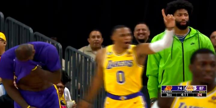 【影片】慶祝過頭了！湖人替補席瘋狂慶祝被吹技術犯規：主帥攤手詹姆斯捂臉大笑，威少搖手指抗議！-黑特籃球-NBA新聞影音圖片分享社區