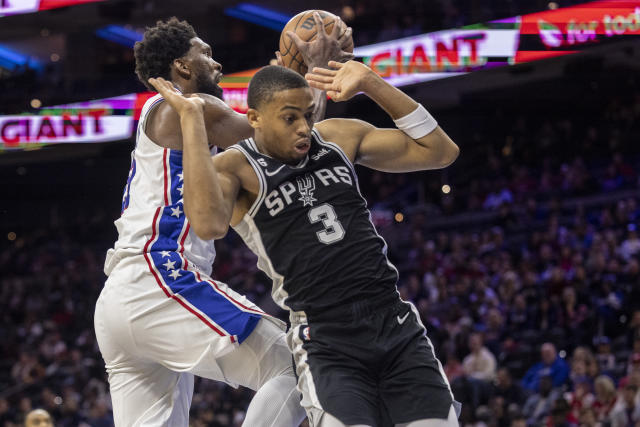 Spurs hand 76ers third straight loss to open season, 114-105