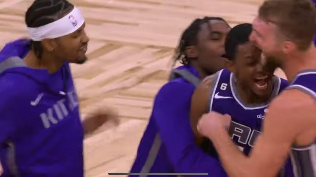 NBA / 【影片】Logo壓哨絕殺!Fox帶領國王造20分逆轉,全隊狂歡對手抱頭不敢信!-黑特籃球-NBA新聞影音圖片分享社區