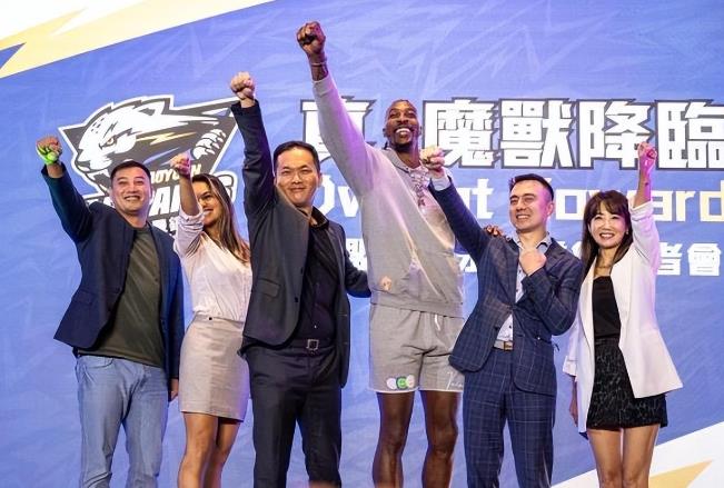 真魔獸降臨!新聞發佈會:重新穿回12號球衣,中文譯名選霍華德,最愛吃大腸米線!-黑特籃球-NBA新聞影音圖片分享社區