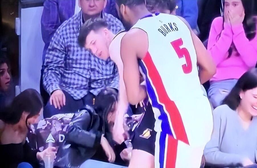 NBA / 他是湖人贏球關鍵!里夫斯一頭紮進美女堆之後大爆發,末節連得8分帶走比賽!(影)-黑特籃球-NBA新聞影音圖片分享社區